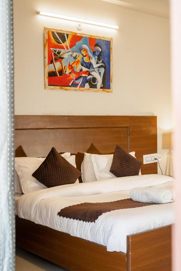 The Lodgers 2 Bhk Serviced Apartment Infront Of Artemis Hospital Γκουργκάον Εξωτερικό φωτογραφία